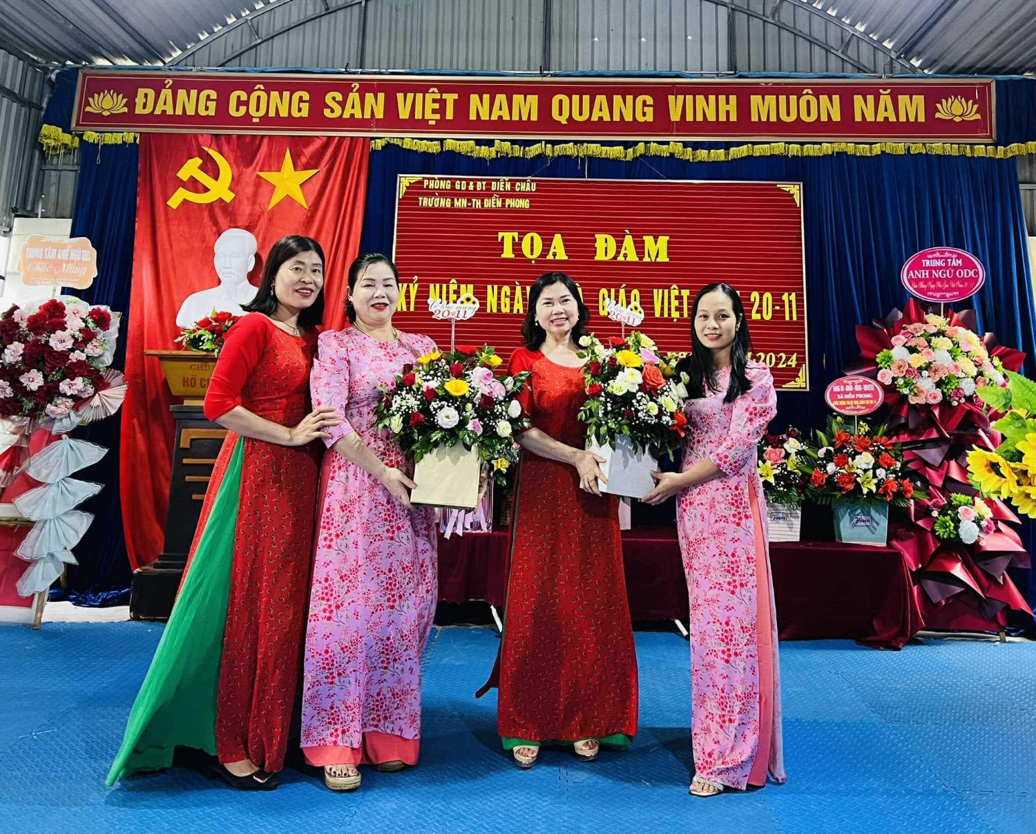 Đại diện BCHCĐ tặng hoa chúc mừng lãnh đạo trường nhân ngày NGVN 20-11