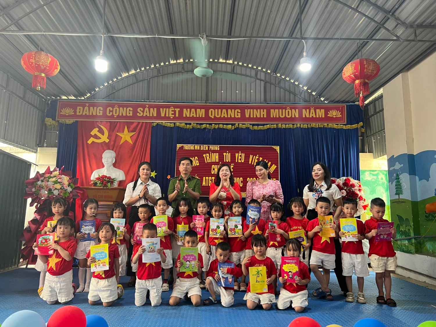 Trao quà trẻ tham gia